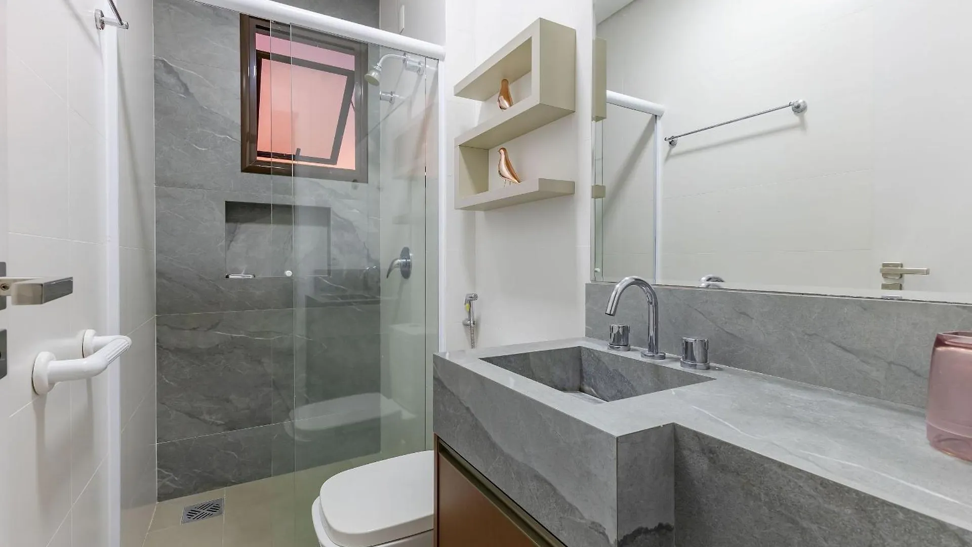 Apartamento Finamente Mobiliado Com Area De Lazer E Vista Mar Bombinhas