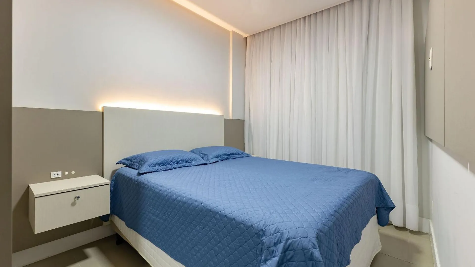 Apartamento Finamente Mobiliado Com Area De Lazer E Vista Mar Bombinhas