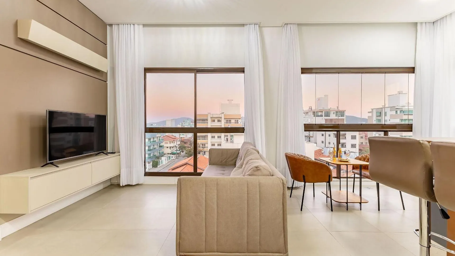 Apartamento Finamente Mobiliado Com Area De Lazer E Vista Mar Bombinhas